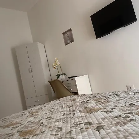 Andrea Accomodation דירה *