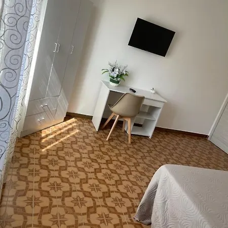 Andrea Accomodation דירה *